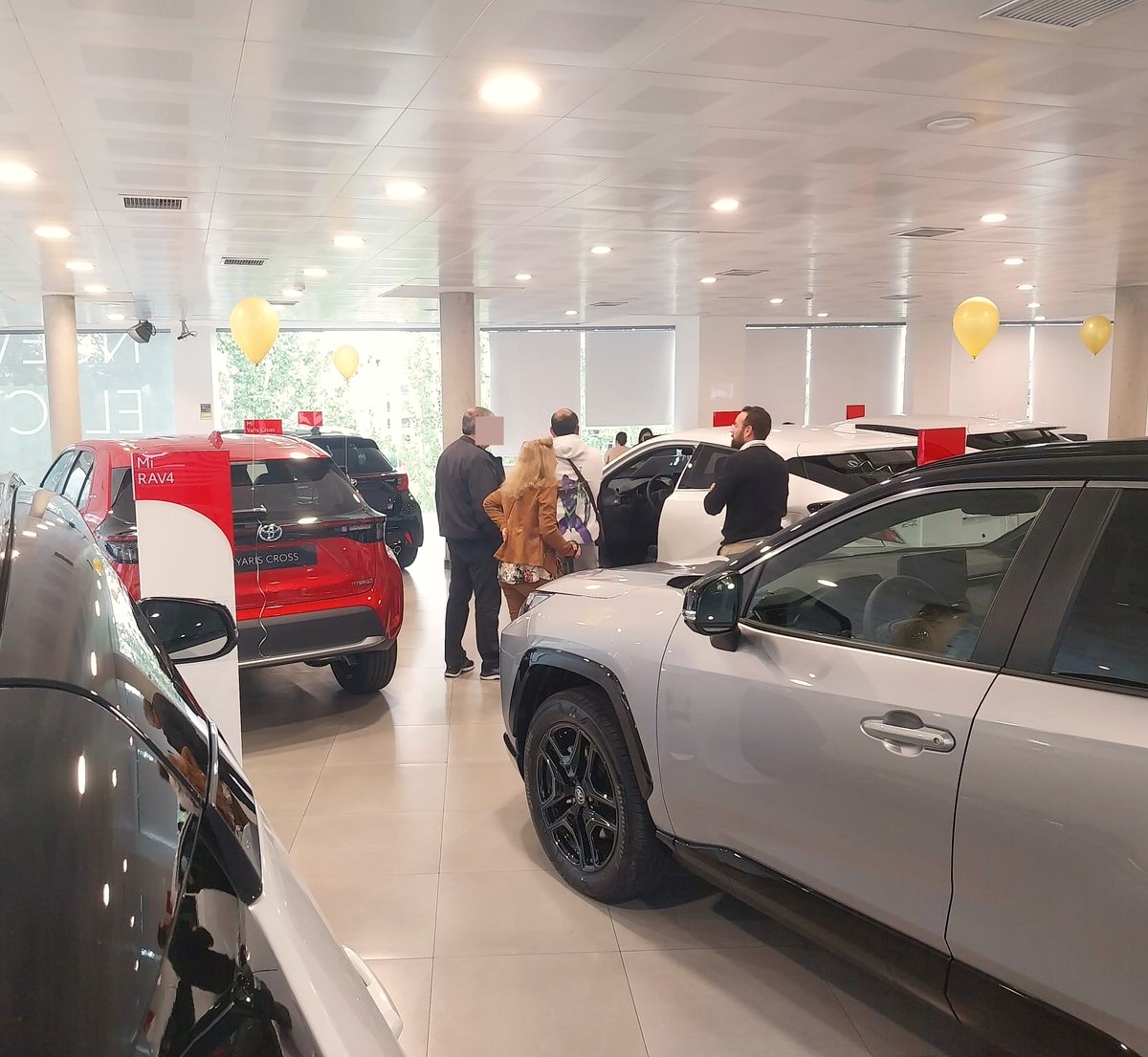 hersamotor's tweet photo. ¡Desde primera hora de la mañana estamos atendiendo a clientes en los Toyota C-HR Days en  #Toyota #Hersamotor de #Alcobendas! ¡No nos cansamos de dar las #gracias por vuestra confianza! 

¡¡Ya solo quedan dos días!! ¡Os esperamos con unos precios increíbles!🎉🎊 https://t.co/sRMeWdQlcg