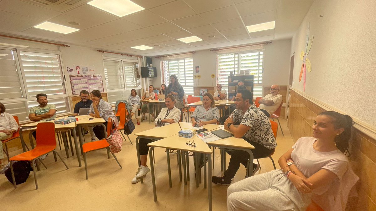AFIM21_alm's tweet photo. Formación Estimulación y aprendizaje a través del juego de mesa con el profesorado del CEIP San Rafael. Salesianos. Elche @salesianosELX en la que han podido conocer el programa Conectar Jugando y algunas técnicas para aplicar la metodología ABJ en las aulas 
#conectarjugando https://t.co/ZVLeTwWQMy