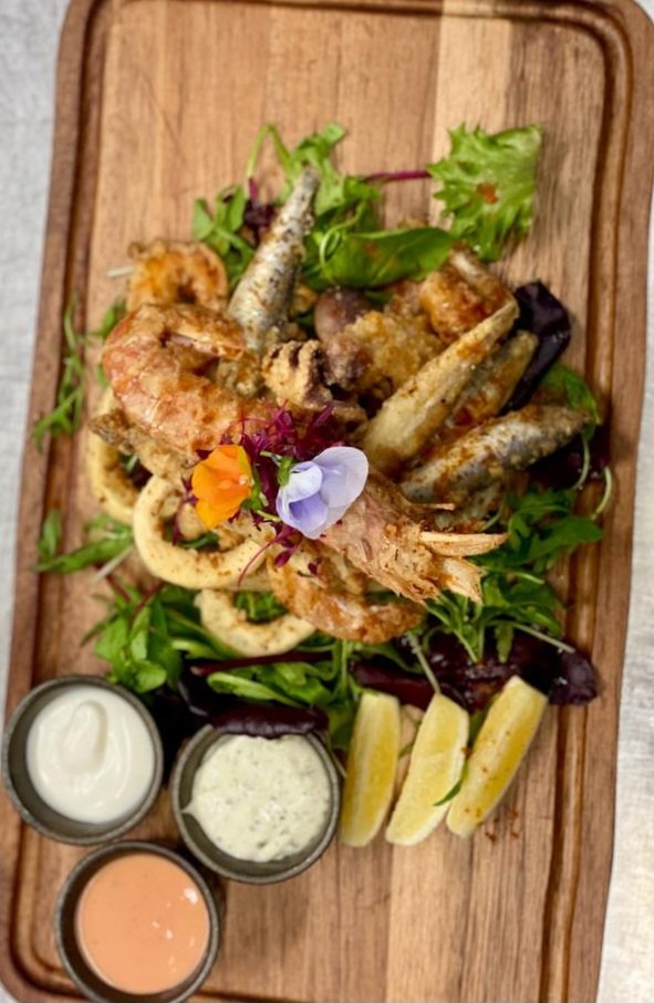 LeoItalianSheff's tweet photo. Our sharing board Fritto Misto or “fried mix,” is a lightly battered and deep-fried medley of fresh seafood and vegetables.

•••••

Enjoy our amazing weekly food offers! 

•TUES 50% off STEAK 
•WEDS 50% off FRESH FISH 
•THURSDAY TAPAS NIGHT 
•SUNDAY KIDS EAT FREE https://t.co/87YPY87EG7