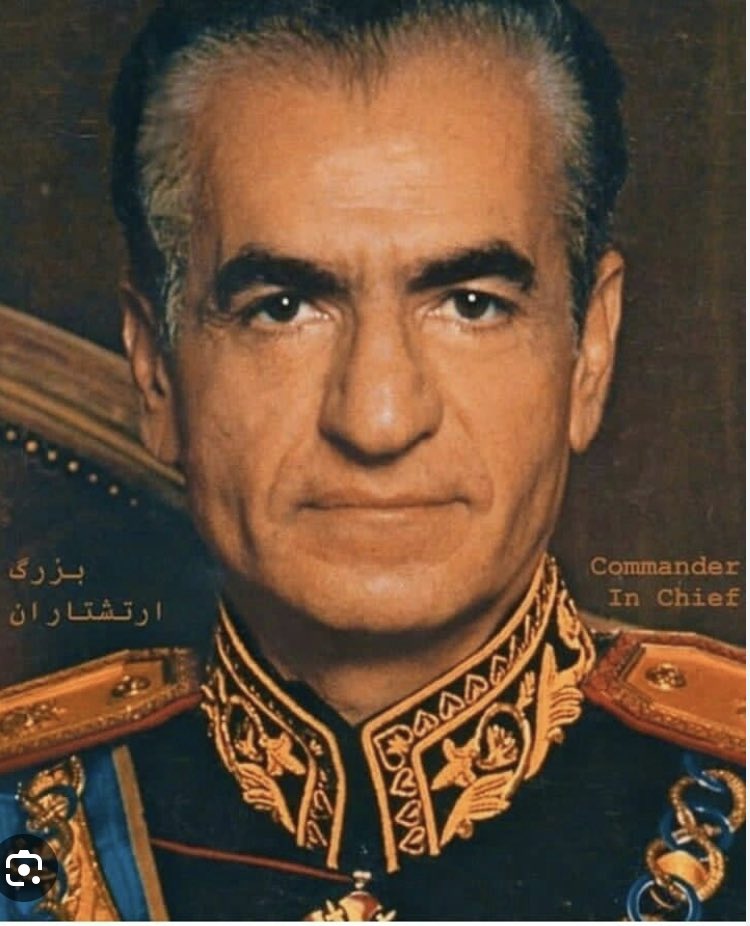 rahayedarband's tweet image. ای کاش جای پدرم بدنیا آمده بودم و لایق دیدار و خدمت تو باشم و همیشه با اشک با لفظ اون بزرگ مرد، اون دلرم، اونکه عاشق مردمش بود، صدات کنم
ای کاش جای مادم به دنیا می اومدم که برای رفتن و مردنت، هفته ها گریه کرده مثل پدری که از دست داده
ای کاش جای برادرانم بودم که درزمان تو زیستن