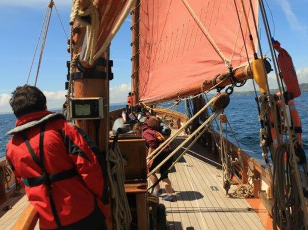 ONE WEEK LEFT for applications for our Volunteer Youth Sailing Trainee vacancy. Aged 18-30 and want to learn to sail a 128 year old #heritage #sailing #trawler next season @Brixham @NatHistShips @TorbayCulture @HeritageFundUK Details bit.ly/PilgrimYouthSc…