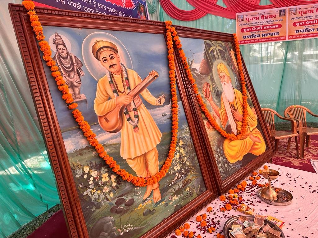 sukhdevdhindsa_'s tweet photo. ਅੱਜ ਸ਼੍ਰੋਮਣੀ ਭਗਤ ਬਾਬਾ ਨਾਮਦੇਵ ਜੀ ਦੇ 753 ਵੇਂ ਪ੍ਰਕਾਸ਼ ਉਤਸਵ ਤੇ ਹੋਏ ਰਾਜ ਪੱਧਰੀ ਗੁਰਮਤਿ ਸਮਾਗਮ ਵਿੱਚ ਉਚੇਚੇ ਤੌਰ ਤੇ ਸ਼ਾਮਿਲ ਹੋਣ ਦਾ ਮੋਕਾ ਮਿਲਿਆ। ਇਸ ਦੌਰਾਨ ਪ੍ਰਬੰਧਕਾਂ ਵੱਲੋਂ ਸਿਰਪਾਓ ਦੇਕੇ ਸਨਮਾਨਿਤ ਕੀਤਾ ਗਿਆ। ਸਮਗਾਮ ਵਿਚ ਕਈ ਧਾਰਮਿਕ ਅਤੇ ਸਿਆਸੀ ਸਖਸ਼ੀਅਤਾਂ ਮੌਜੂਦ ਸਨ। https://t.co/rPLrc58bMo