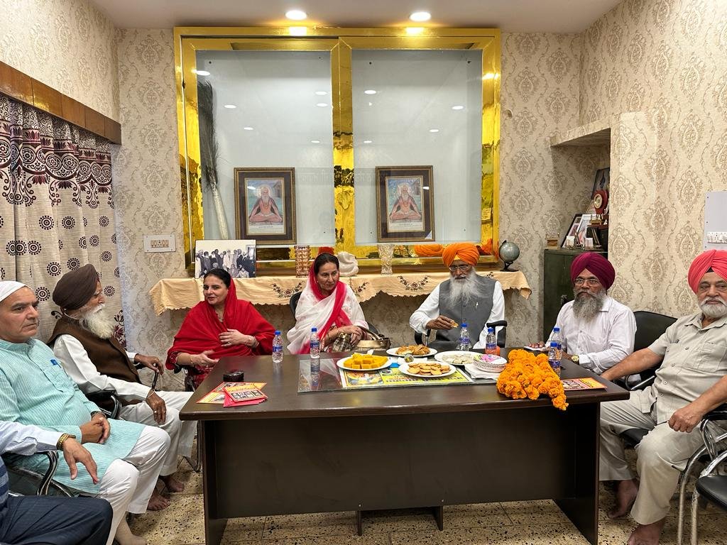 sukhdevdhindsa_'s tweet photo. ਅੱਜ ਸ਼੍ਰੋਮਣੀ ਭਗਤ ਬਾਬਾ ਨਾਮਦੇਵ ਜੀ ਦੇ 753 ਵੇਂ ਪ੍ਰਕਾਸ਼ ਉਤਸਵ ਤੇ ਹੋਏ ਰਾਜ ਪੱਧਰੀ ਗੁਰਮਤਿ ਸਮਾਗਮ ਵਿੱਚ ਉਚੇਚੇ ਤੌਰ ਤੇ ਸ਼ਾਮਿਲ ਹੋਣ ਦਾ ਮੋਕਾ ਮਿਲਿਆ। ਇਸ ਦੌਰਾਨ ਪ੍ਰਬੰਧਕਾਂ ਵੱਲੋਂ ਸਿਰਪਾਓ ਦੇਕੇ ਸਨਮਾਨਿਤ ਕੀਤਾ ਗਿਆ। ਸਮਗਾਮ ਵਿਚ ਕਈ ਧਾਰਮਿਕ ਅਤੇ ਸਿਆਸੀ ਸਖਸ਼ੀਅਤਾਂ ਮੌਜੂਦ ਸਨ। https://t.co/rPLrc58bMo