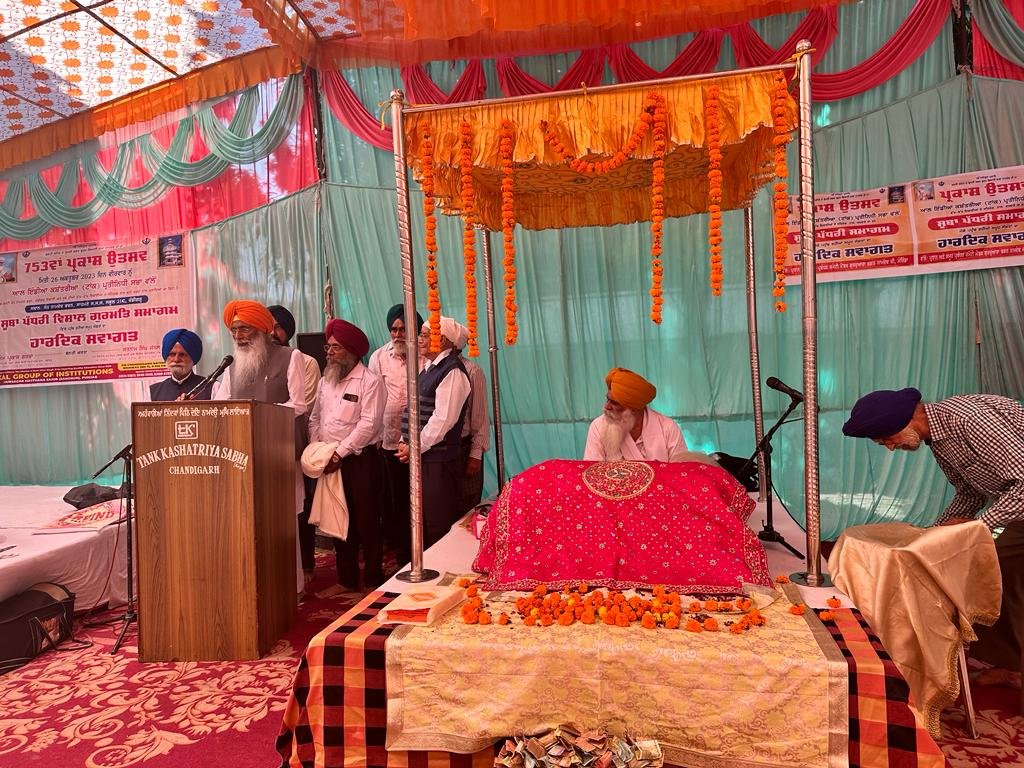sukhdevdhindsa_'s tweet photo. ਅੱਜ ਸ਼੍ਰੋਮਣੀ ਭਗਤ ਬਾਬਾ ਨਾਮਦੇਵ ਜੀ ਦੇ 753 ਵੇਂ ਪ੍ਰਕਾਸ਼ ਉਤਸਵ ਤੇ ਹੋਏ ਰਾਜ ਪੱਧਰੀ ਗੁਰਮਤਿ ਸਮਾਗਮ ਵਿੱਚ ਉਚੇਚੇ ਤੌਰ ਤੇ ਸ਼ਾਮਿਲ ਹੋਣ ਦਾ ਮੋਕਾ ਮਿਲਿਆ। ਇਸ ਦੌਰਾਨ ਪ੍ਰਬੰਧਕਾਂ ਵੱਲੋਂ ਸਿਰਪਾਓ ਦੇਕੇ ਸਨਮਾਨਿਤ ਕੀਤਾ ਗਿਆ। ਸਮਗਾਮ ਵਿਚ ਕਈ ਧਾਰਮਿਕ ਅਤੇ ਸਿਆਸੀ ਸਖਸ਼ੀਅਤਾਂ ਮੌਜੂਦ ਸਨ। https://t.co/rPLrc58bMo