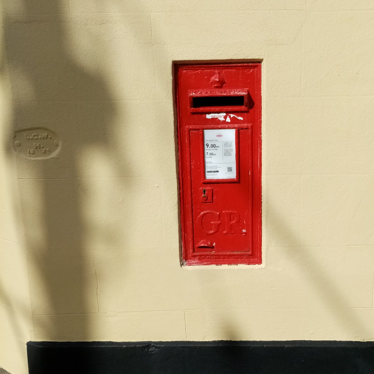 A recent GV find in sunny Lostwithiel. No idea what the adjacent embossing on the wall refers to.
#postboxsaturday