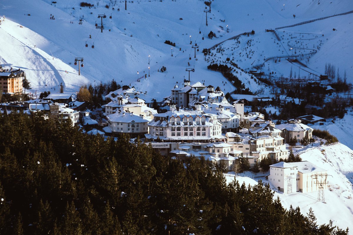 SchoolSkiTours's tweet photo. ...and we have the first snow on the Sierra Nevada !
Last minute availability for February 2024... over 110km of pistes to enjoy ! #schoolskitrip https://t.co/HbE7Zp3Gn5