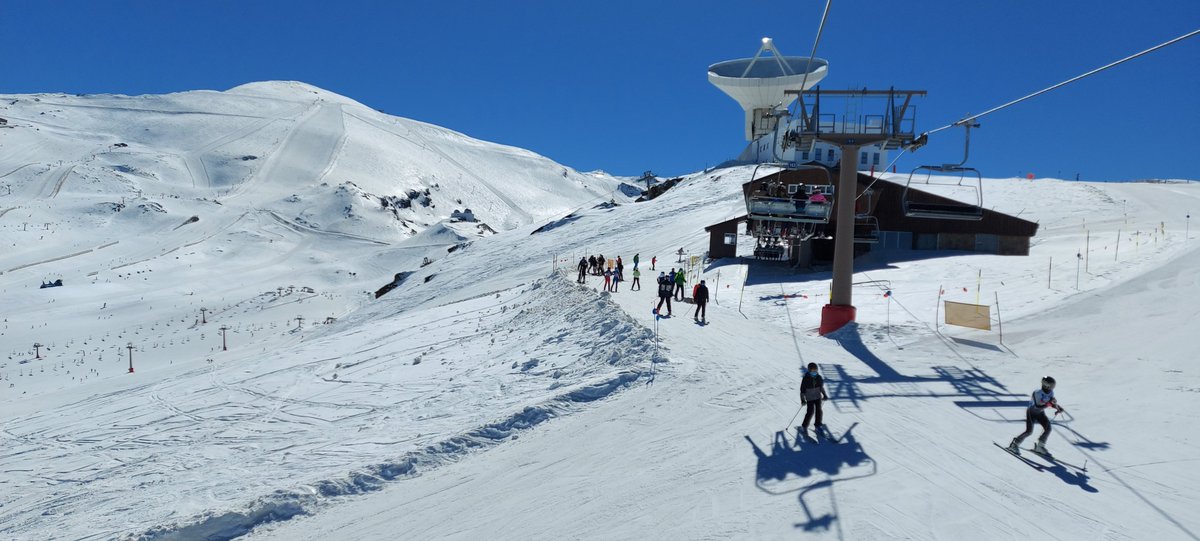 ...and we have the first snow on the Sierra Nevada !
Last minute availability for February 2024... over 110km of pistes to enjoy ! #schoolskitrip