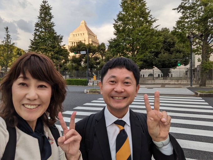 国会議事堂をバックにたちばなふみ松江市議とツーショット。