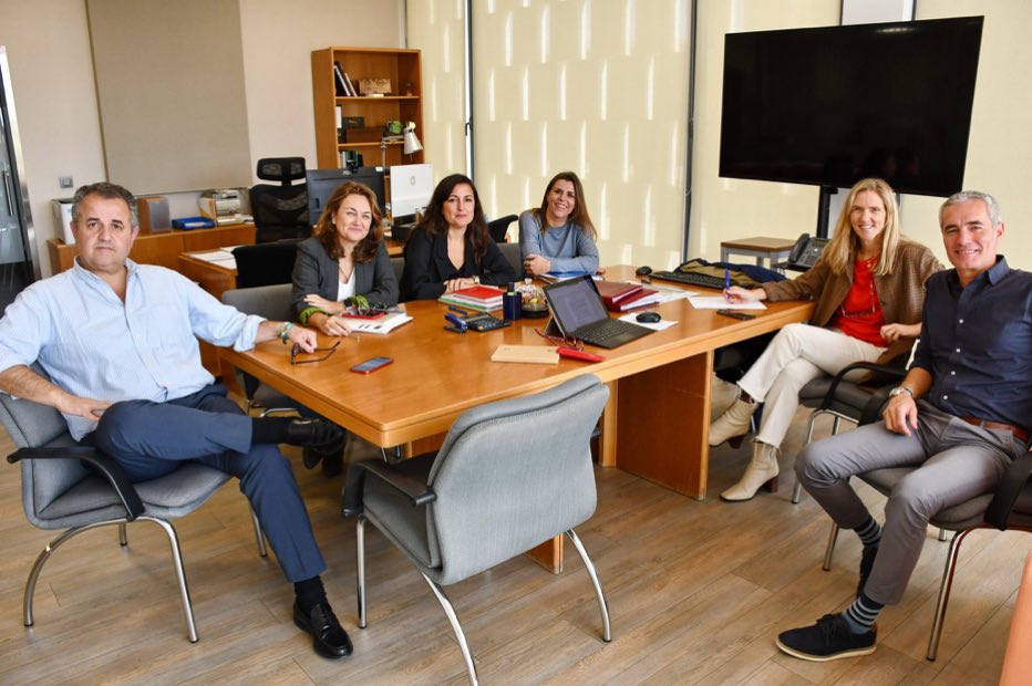 Las representantes de los trabajadorxs de <a href="/emvisesa/">Emvisesa</a> firman un acuerdo con las medidas del 
#plandeiguadad , donde se fomenta la corresponsabilidad y la reducción de la brecha salarial.
<a href="/ccoosevilla/">CCOO de Sevilla</a> 
<a href="/FscCcoo/">FSC CCOO SEVILLA</a>
<a href="/Ayto_Sevilla/">Ayuntamiento de Sevilla</a>