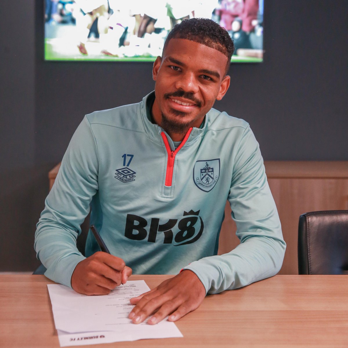 He's here to stay! 😍

Lyle Foster has signed a new five-year contract with the Clarets, keeping him at Turf Moor until 2028! 🇿🇦