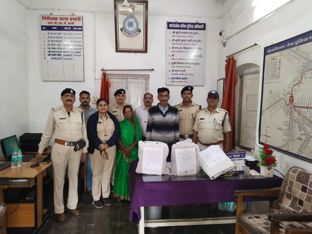 SP Railway Jabalpur (@sprailjabalpur) on Twitter photo रेलवे स्टेशन मुड़वारा में चेकिंग के दौरान जीआरपी कटनी ने जप्त किया करीब 8 किलो अवैध मादक पदार्थ गांजा। रेलवे स्टेशन मुड़वारा में चेकिंग के दौरान जीआरपी कटनी ने जप्त किया करीब 8 किलो अवैध मादक पदार्थ गांजा।