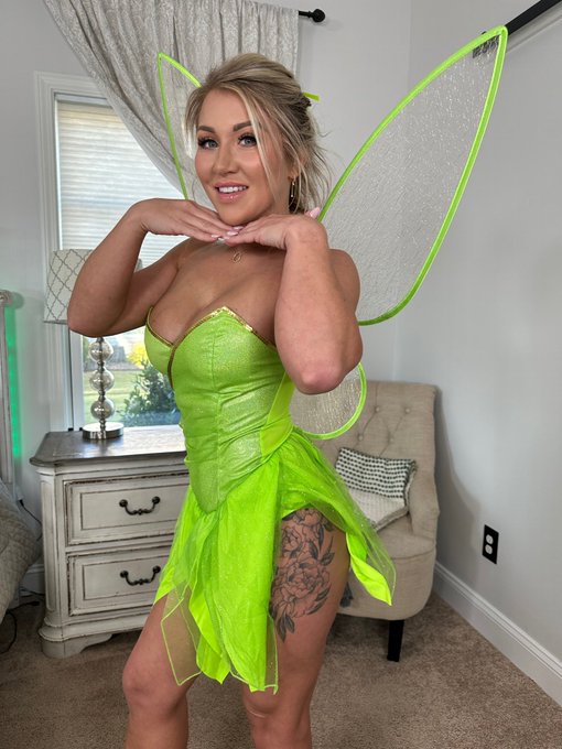 New Halloween vid out NOW on my platforms 🎃 https://t.co/Ssdt8fExq8 https://t.co/fq0Cop7vEm<a href="/tag/realloyalfans"class="tags"><span>#realloyalfans</span></a>