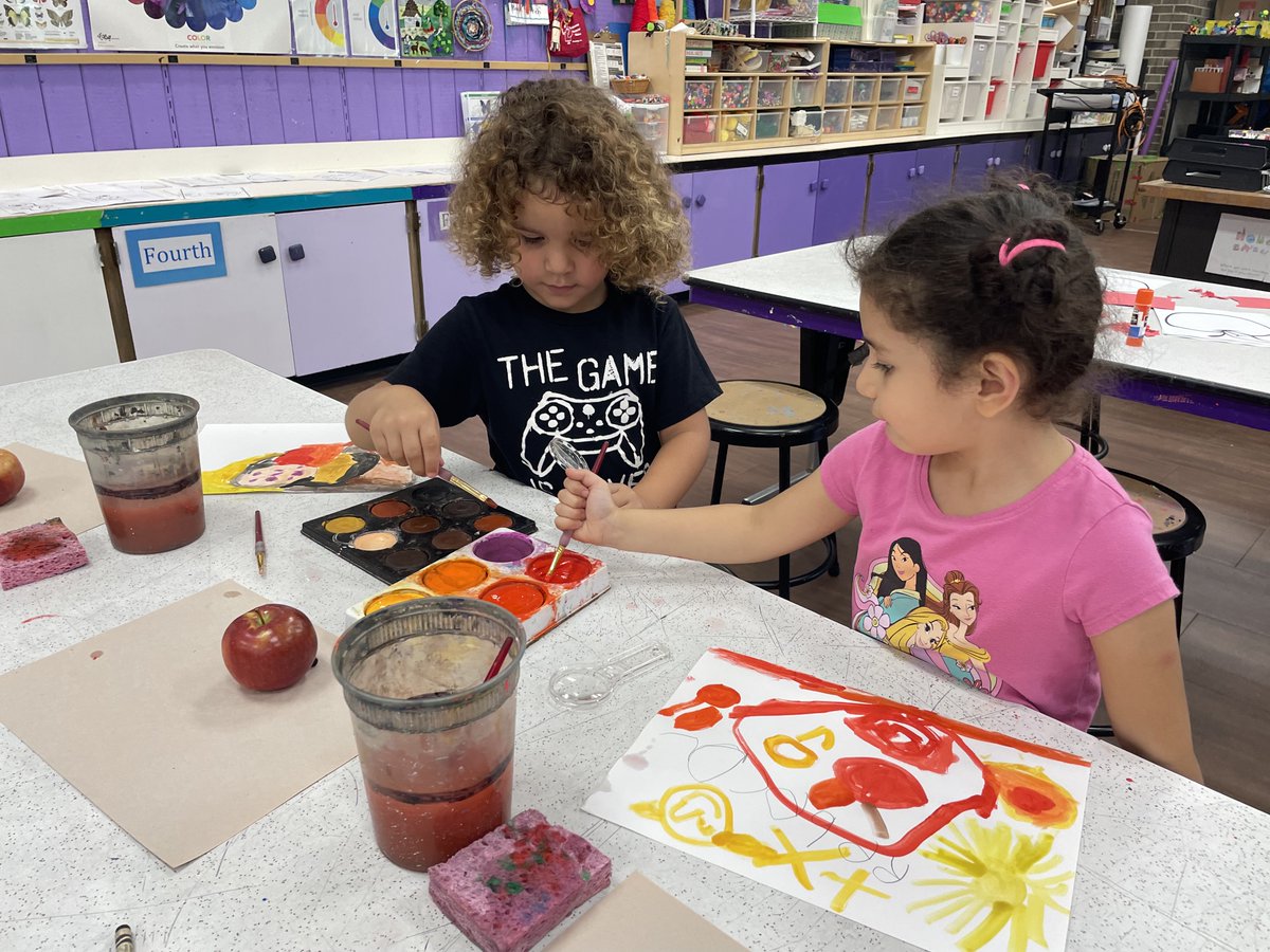 BCSDNOTES's tweet photo. Kindergartners at West Patent ES worked together to create a mural about their apple-picking trip to Stuartโs Farm. Students used their senses to help visualize the trip, and then used paint and collage materials to express their ideas in a big way! ๐๐จ #ActiveConnectedLearning https://t.co/gRSavzorZx