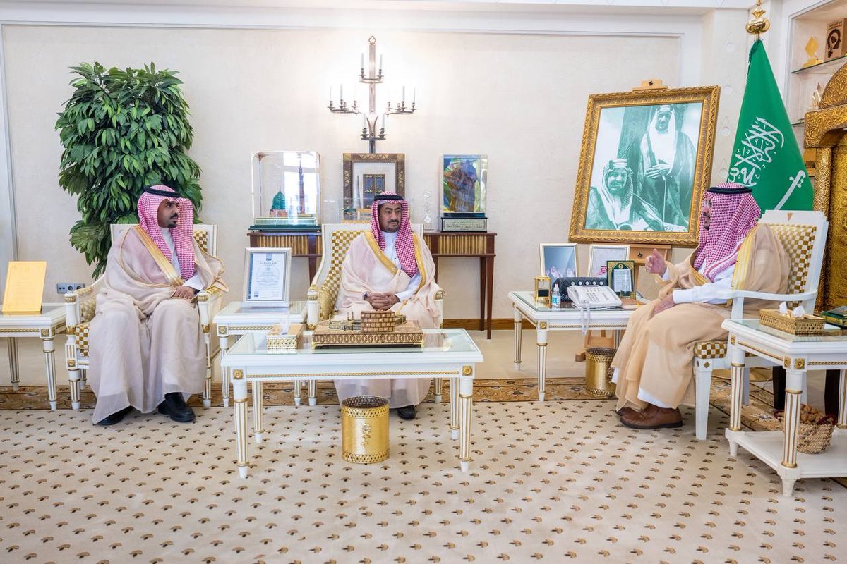 EmarahAlQassim's tweet photo. أكد سموه أن سيكون إضافة للمستشارين بإمارة المنطقة لدعم البرامج التنموية والإقتصادية والإجتماعية ، فيما يحقق التطلعات المأمولة والوصول إلى الأهداف المنشودة بإذن الله ..

سمو #أمير_منطقة_القصيم يستقبل الأستاذ نزار الحركان بمناسبة صدور قرار سموه بتكليفه مستشارا بإمارة المنطقة. https://t.co/HPkIEgwU9B