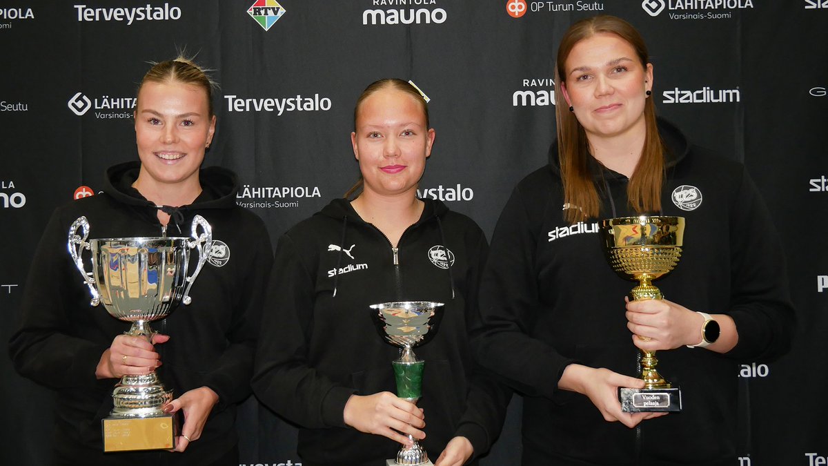 Kauden 2023 parhaat pelaajat palkittiin tällä viikolla TPS Jalkapallon kauden päätöstilaisuudessa.

🏆Paras maalintekijä: Nelly Lehtilä

🏆 Vuoden nuori pelaaja: Venla Roine

🏆 Vuoden pelaaja: Inkeri Niemi

Onnea kaikille palkituille!

#FCTPS #KansallinenLiiga #Turku #TKOMV