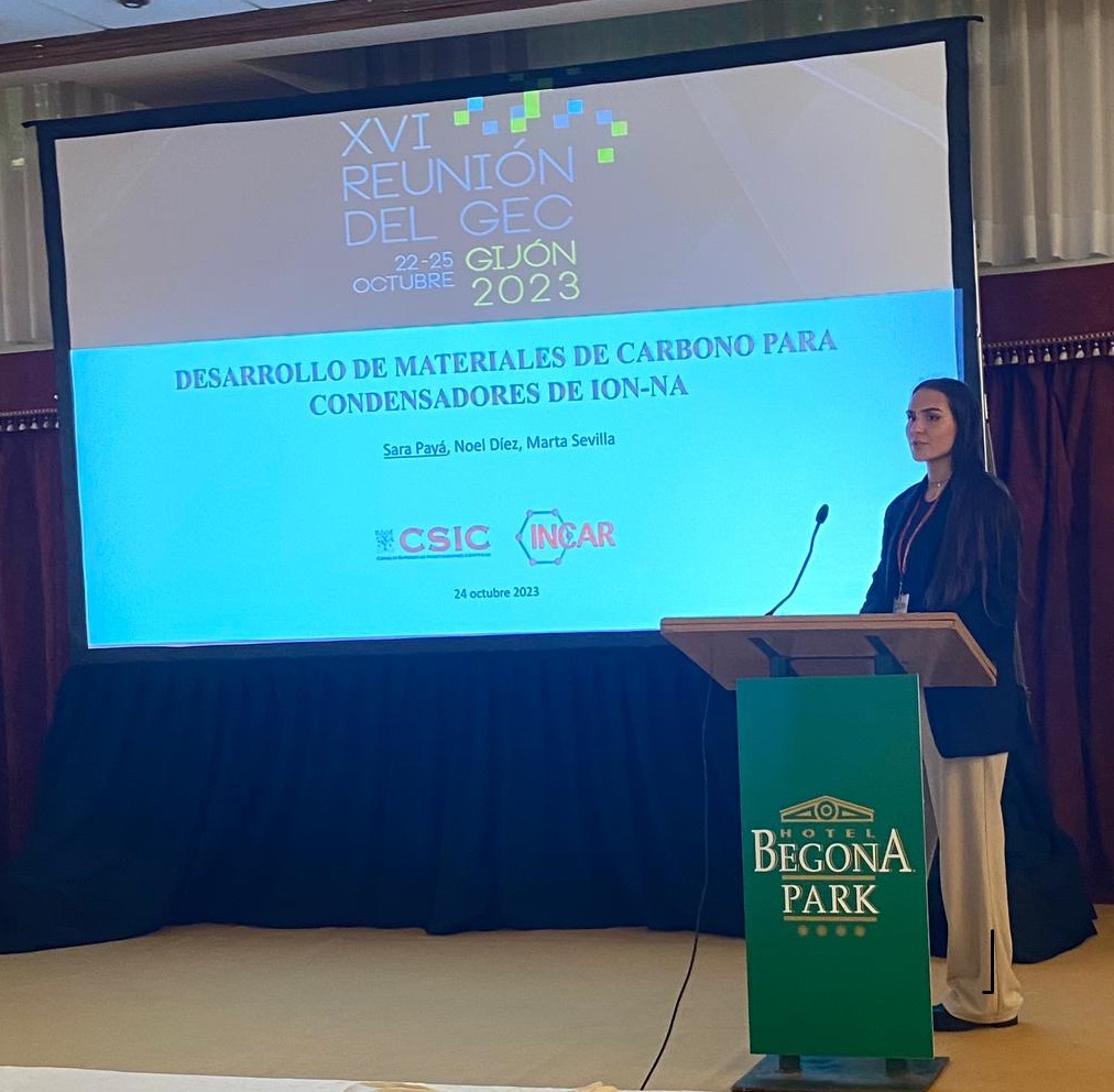 This week, Sara Payá shared her work on the development of carbon materials for high-power, sodium-based energy storage systems at the XVI Meeting of the Spanish Carbon Group (GEC2023). 
Well done, <a href="/SPaya99/">Sara🦋</a>!!