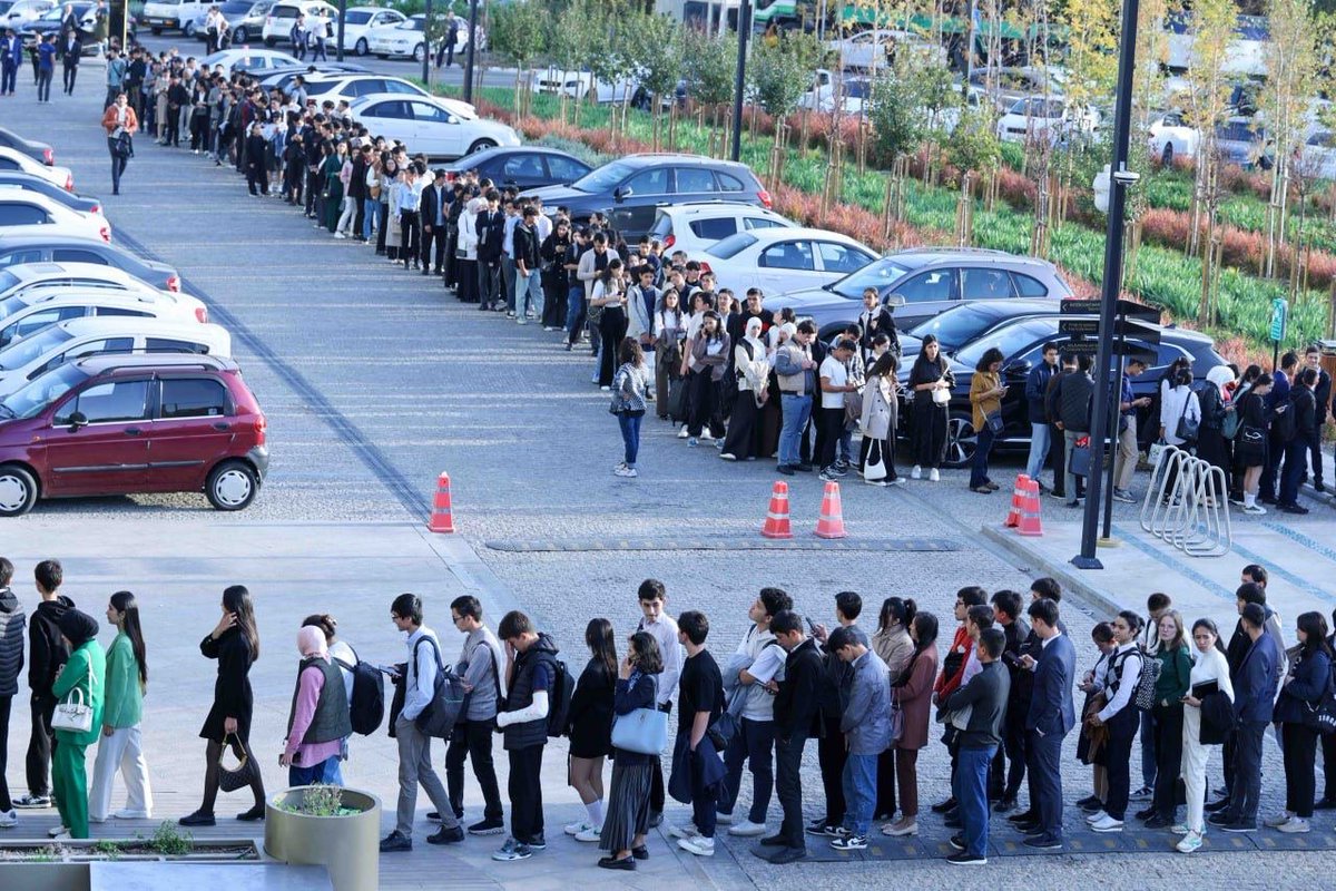 Porno onam va dadam U yigitni kotarib, soradi.