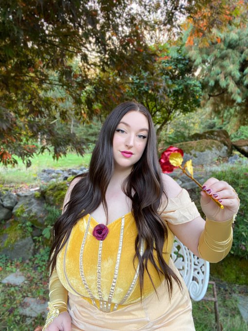 Belle of the ball💛🌹✨ https://t.co/E8EpewBe3c