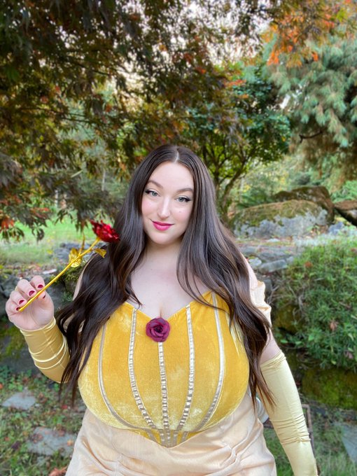 Belle of the ball💛🌹✨ https://t.co/E8EpewBe3c