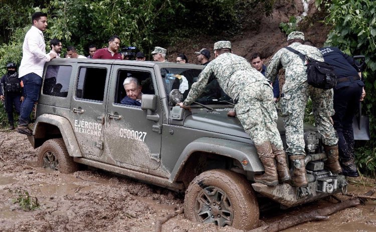 beltrandelrio's tweet image. Esta imagen transmite pura  desesperanza. Si la máxima autoridad del país se queda atascada, ¿qué esperanzas pueden tener los damnificados?