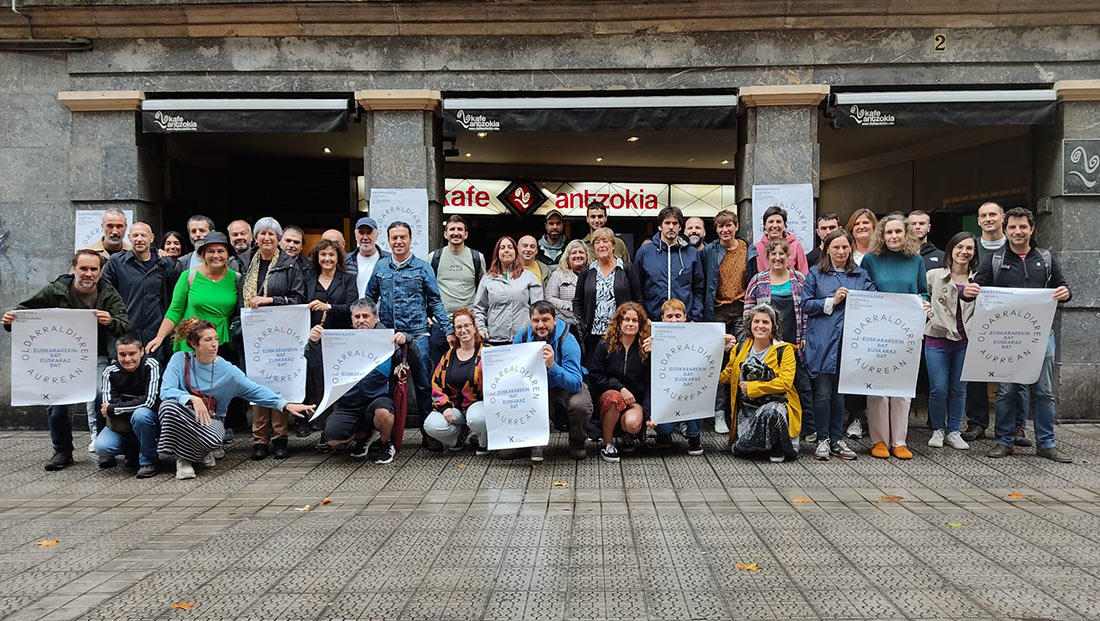 Zenbat Gara elkartea (@zenbatgara) on Twitter photo "Euskara baino, euskaldunok gara mehatxatuak hemen, gure eskubideak eta euskaraz bizitzeko ditugun aukerak (...)"
Azaroaren 4an euskaldunon alde, biziraupenaren alde
zenbatgara.eus/2602
<a href="/kontseilua/">Euskalgintzaren Kontseilua</a>
#A4DenokBilbora
#EuskararekinBat "Euskara baino, euskaldunok gara mehatxatuak hemen, gure eskubideak eta euskaraz bizitzeko ditugun aukerak (...)"
Azaroaren 4an euskaldunon alde, biziraupenaren alde
zenbatgara.eus/2602
<a href="/kontseilua/">Euskalgintzaren Kontseilua</a>
#A4DenokBilbora
#EuskararekinBat