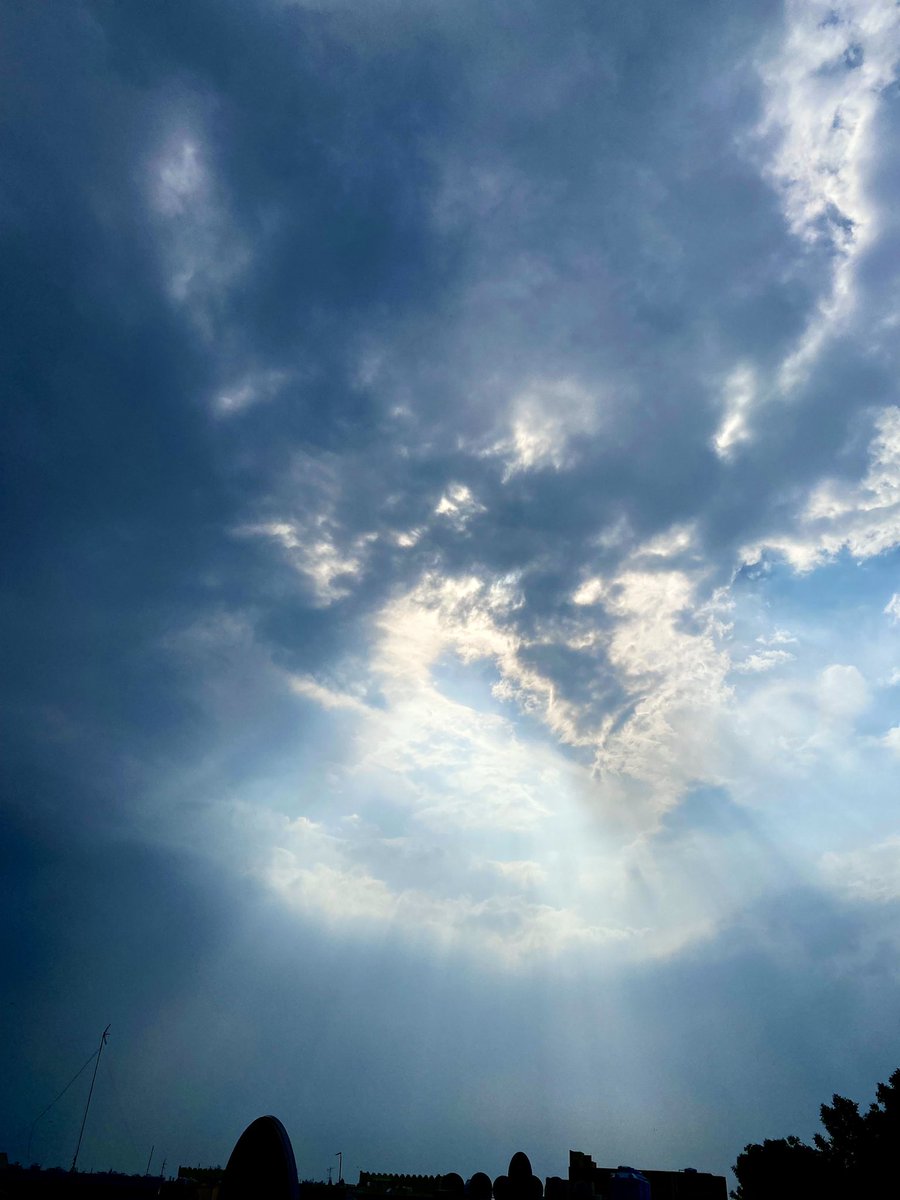 _ikomalp_025's tweet photo. If you’re in love you’ll surely see a heart in between of the clouds…. 
#Qatar #cloud #areyouinlove https://t.co/TQnSWGw3QN