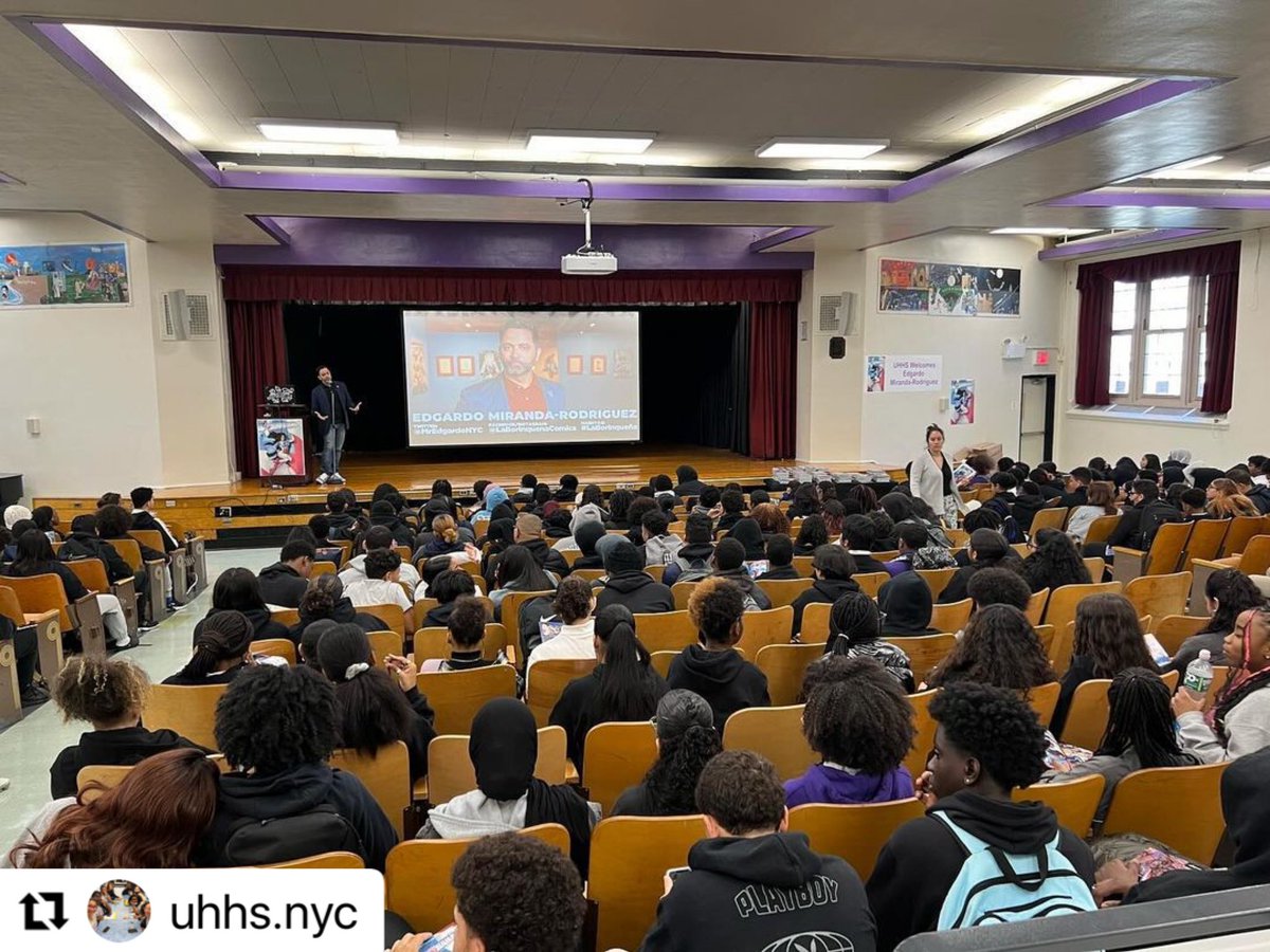 CIOBCitywide's tweet image. Edgardo Miranda-Rodriguez's visit to #UHHS must have been inspiring for their scholars! His work, especially with La Borinqueña, is a powerful reflection of identity and culture. It's incredible that he autographed 600 comic books. 📚🌟 #InspiringAuthors #LaBorinqueña #Community