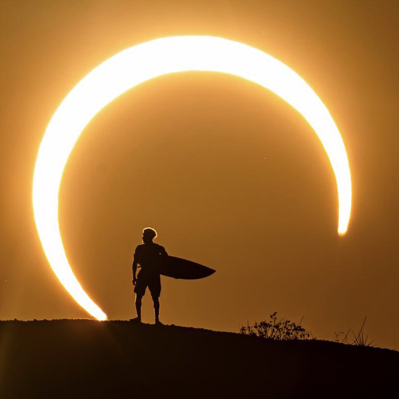 🇧🇷 Le 14 octobre, au Brésil, le champion olympique de surf Italo Ferreira et le photographe Marcelo Maragni ont profité d’une éclipse annulaire de soleil pour réaliser cette incroyable série de photos ! 🤩 (Sud Ouest)

📸 Marcelo Maragni / Red Bull Content Pool