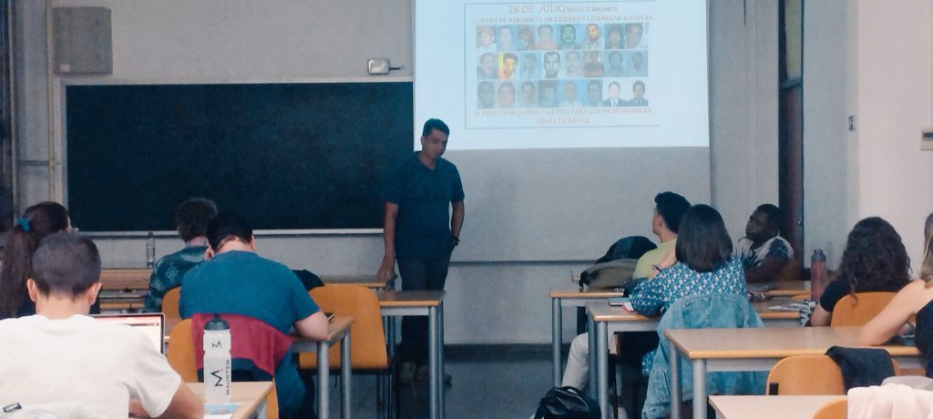 VDefensa's tweet image. #SensibilizacionParalaEducacion
Los defensores Abel Rivera y Stranler López, han compartido con los futuros profesores/as de secundaria las realidades de las comunidades afrodescendientes, el impacto de las multinacionales en el territorio 🇨🇴.
Gracias por #DefenderAQuienDefiende.