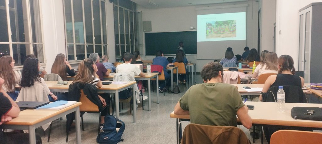 VDefensa's tweet image. #SensibilizacionParalaEducacion
Los defensores Abel Rivera y Stranler López, han compartido con los futuros profesores/as de secundaria las realidades de las comunidades afrodescendientes, el impacto de las multinacionales en el territorio 🇨🇴.
Gracias por #DefenderAQuienDefiende.