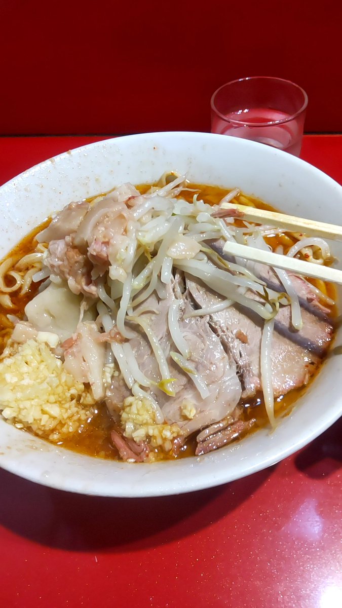 KeyleeUcchiy's tweet photo. ラーメン二郎 西台駅前店
ミニ＋SK半分＋ニンニクアブラ
SK初体験
ひと口すすると、先陣を切るピリリとした辛さ、二陣にじんわりと効いてくる辛さ、もちろん本陣にはどっしりかまえるスープの旨味と、鉄壁の旗本勢ニンニクアブラ
この陣形、隙は無いぞ！
#ラーメン二郎 #ラーメン https://t.co/rHIfdyP0Nb
