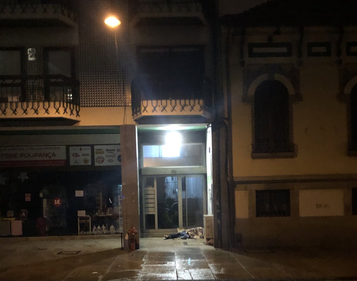 daoportugues's tweet photo. Numa das zonas mais prestigiadas do país, na Brito Capelo em Matosinhos, que durante dezenas de anos foi uma zona de comércio cheia de vida, hoje os moradores têm sem abrigos a dormir às suas portas e ninguém tem uma solução. @CM_MATOSINHOS https://t.co/riRZKMopCG