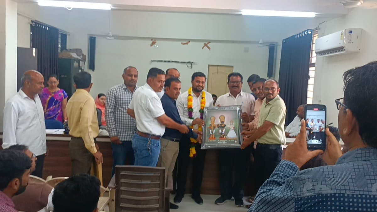 tcmbhimdad's tweet photo. ખૂબ જ સરળ સ્વભાવ,હંમેશા હસતો સહેરો,જટિલ પ્રશ્નો નો ને પણ પોતાની આવડત થી સરળતાથી નિરાકરણ લાવવાની ખૂબી ધરાવનાર એવા અમારા તાલુકા વિકાસ અધિકારી બી.બી.પરમાર સાહેબ ની બદલી થતા ખૂબ દુઃખ થયું.આપ આપ ની ભવિષ્ય ની કારકિર્દી મા ઉતરોત્તર પ્રગતિ કરો તેવી શુભકામના.,@Bipinparmar3318 https://t.co/Swd3QshIGy
