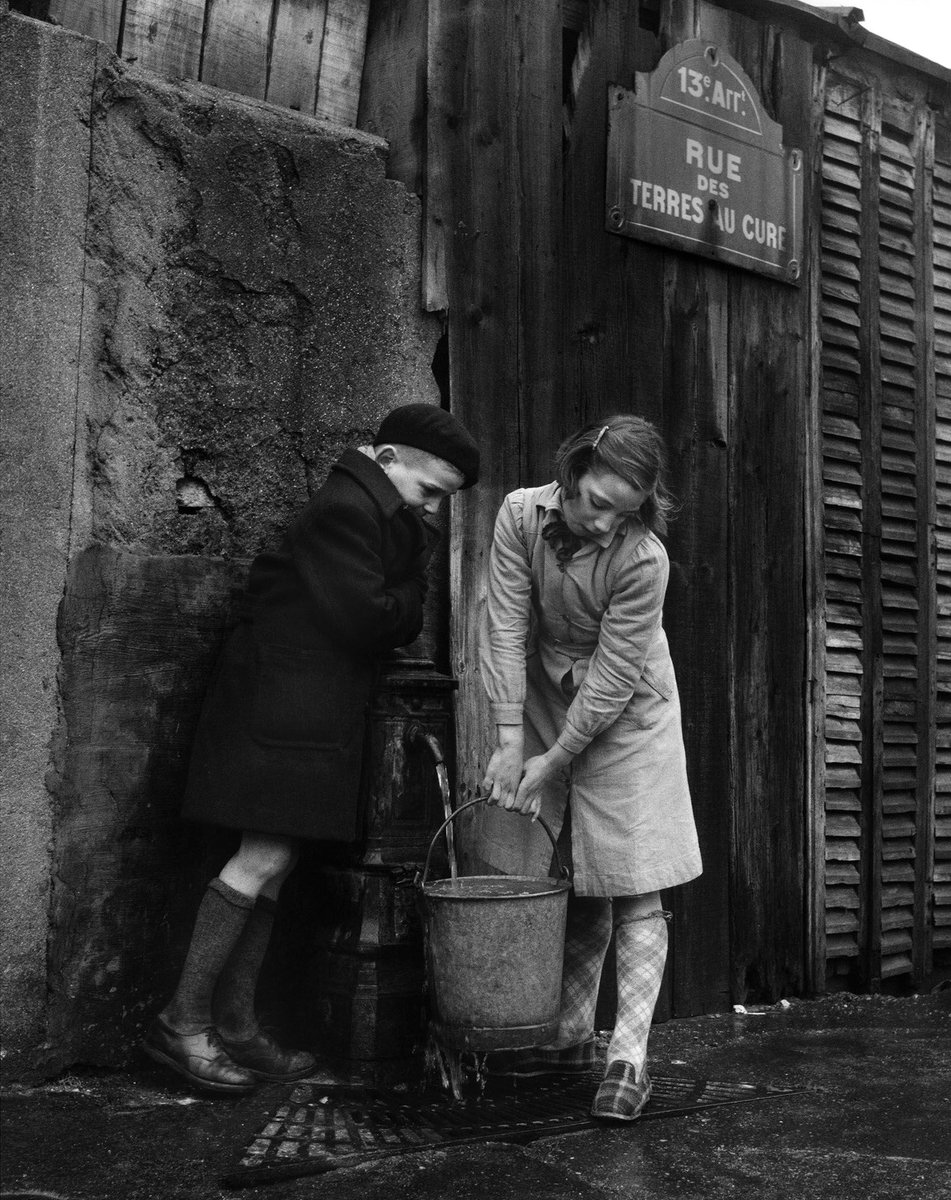 “La verdad es lo que es,
y sigue siendo verdad
aunque se piense al revés.”
Antonio Machado (‘Proverbios y cantares’, XXX)

📷Sabine Weiss