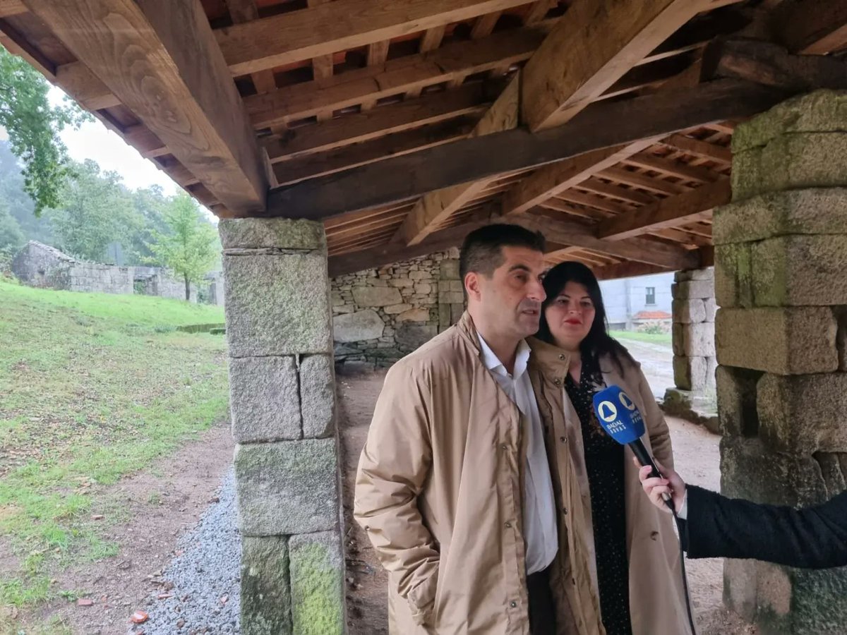 Visita xunto á alcaldesa, <a href="/patriciaboboras/">Patricia Torres</a>  , ás melloras do alpendre do campo da feira de #Moldes; mellora integral cun investimento <a href="/CulturaXunta/">Cultura de Galicia</a>  de 48000€  para recuperar un espacio de ocio cuberto e que ademais supón aposta en valor dun elemento patrimonial.