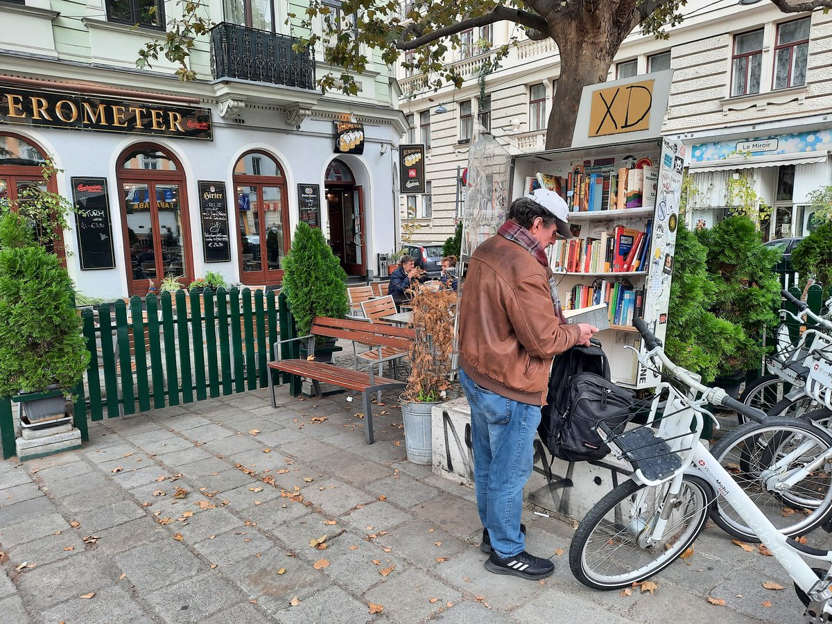karen_ascher's tweet photo. Herzliche Grüße aus #Wien von der "offenen Bibliothek Margareten" @buecherzelle_LN 📚
#freelittlelibrary #openbookshelf https://t.co/9uhO6VwksZ