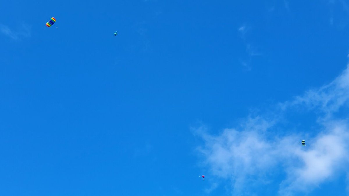 ManchesterMind's tweet photo. Huge congratulations to our brave team of 12 staff who completed a 11-15,000 foot skydive yesterday in aid of our local mental health services.  

If you would like to show your support please feel free to make a small donation>> https://t.co/hsWQUVN46e

#ManchesterMind #skydive https://t.co/dH9JwyaalO