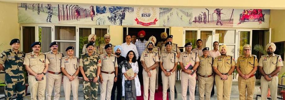 PunjabPoliceInd's tweet photo. Today, officers from Punjab &amp; Rajasthan gathered in Abohar, Fazilka for an interstate coordination meeting, preparing for the upcoming Rajasthan Assembly elections. Discussions to apprehend proclaimed offenders, wanted criminals &amp; dismantle illicit liquor &amp; drug networks. (1/2) https://t.co/qlzZ5qwKkB