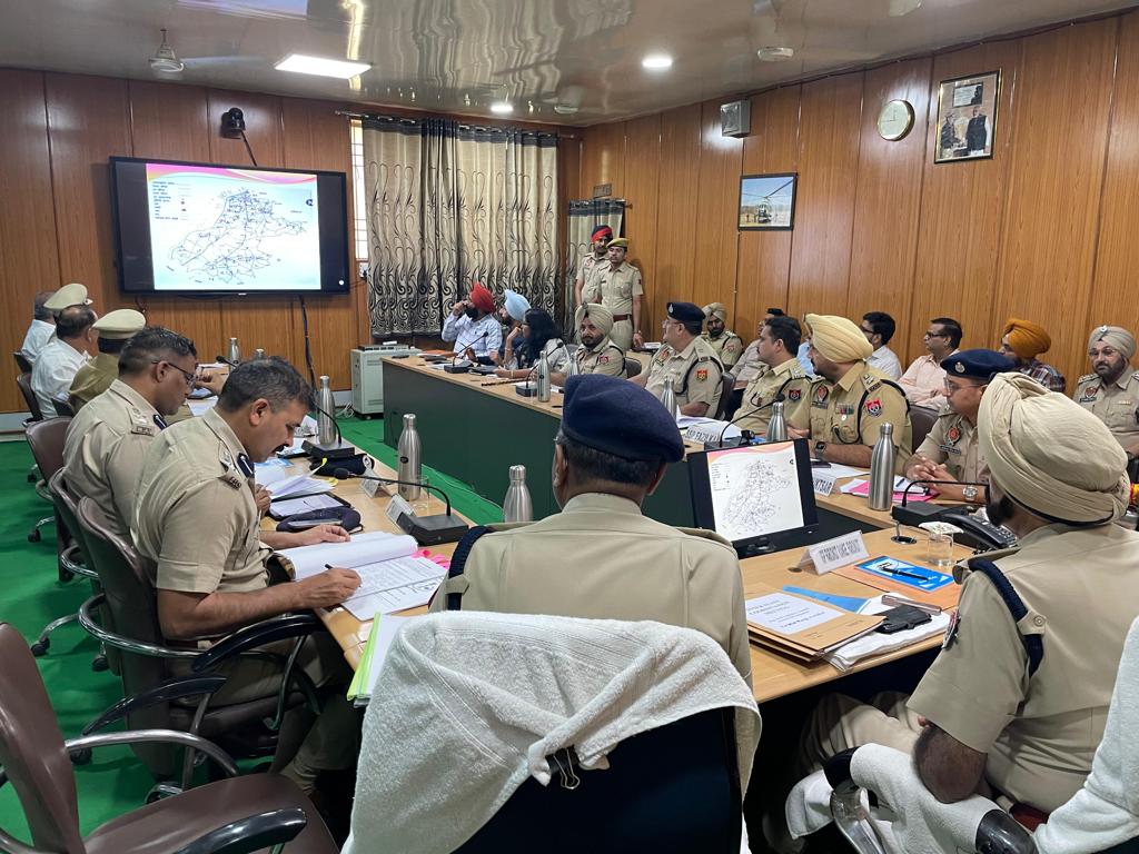 PunjabPoliceInd's tweet photo. Today, officers from Punjab &amp; Rajasthan gathered in Abohar, Fazilka for an interstate coordination meeting, preparing for the upcoming Rajasthan Assembly elections. Discussions to apprehend proclaimed offenders, wanted criminals &amp; dismantle illicit liquor &amp; drug networks. (1/2) https://t.co/qlzZ5qwKkB