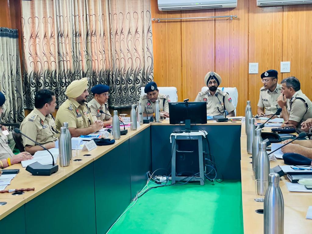 PunjabPoliceInd's tweet photo. Today, officers from Punjab &amp; Rajasthan gathered in Abohar, Fazilka for an interstate coordination meeting, preparing for the upcoming Rajasthan Assembly elections. Discussions to apprehend proclaimed offenders, wanted criminals &amp; dismantle illicit liquor &amp; drug networks. (1/2) https://t.co/qlzZ5qwKkB