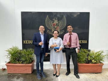 soberana_diana's tweet photo. #EsNoticia Pdte de @DianaIndustrias @RomeroFelixE  ¡Sostuvo  reunión con la señora Romanna Sirait, Encargada de Negocios de Indonesia en Venezuela! Evaluamos nuestra visita en su país y compartimos experiencias enriquecedoras. https://t.co/UeVjMNzxGm