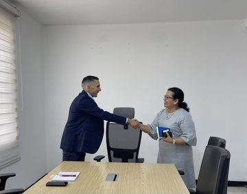 soberana_diana's tweet photo. #EsNoticia Pdte de @DianaIndustrias @RomeroFelixE  ¡Sostuvo  reunión con la señora Romanna Sirait, Encargada de Negocios de Indonesia en Venezuela! Evaluamos nuestra visita en su país y compartimos experiencias enriquecedoras. https://t.co/UeVjMNzxGm