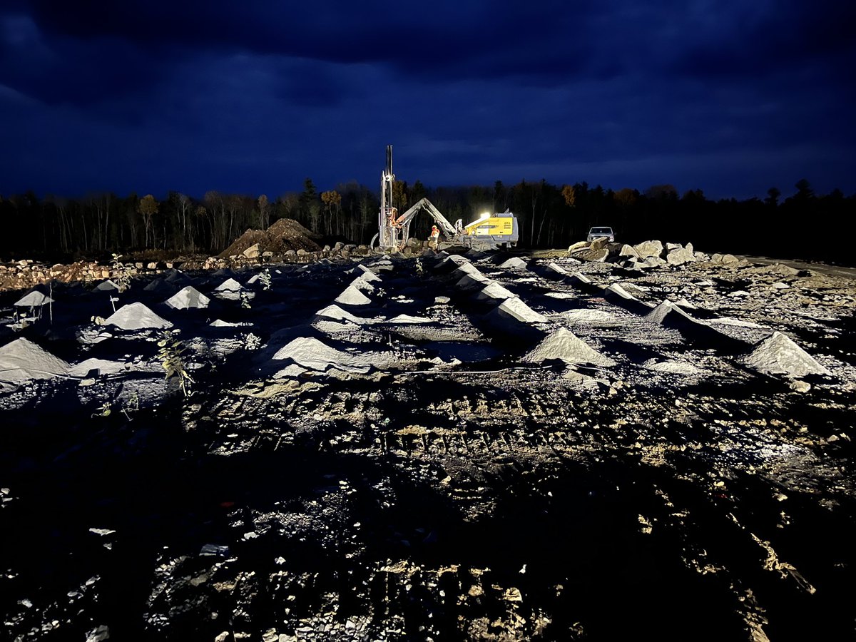 bonnechereexc's tweet image. What do you suppose is going on at our Felhaber Quarry? #nighttimemagic #thingsthatgoboom #renfrewcounty #ottawavalley #constructionlife #tradesrock #thebigblue
