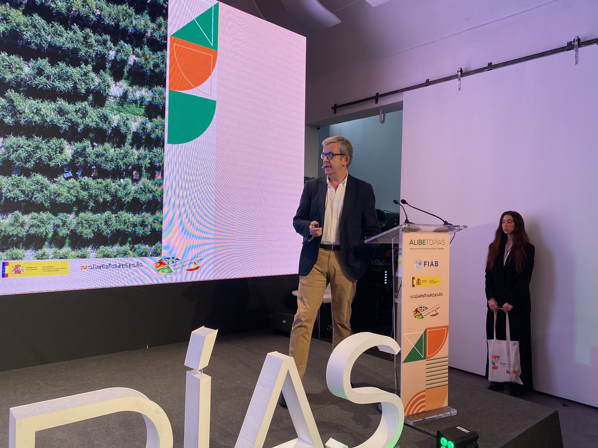 Tecnifood's tweet photo. José Carlos Quíntela de #NATAC
Explica cómo establecer un nuevo modelo innovador de biorrefinería dinámico y sostenible en la industria de los #extractos botánicos #ALIBETOPÍAS2023 @esFIAB https://t.co/DVO63AF3g0