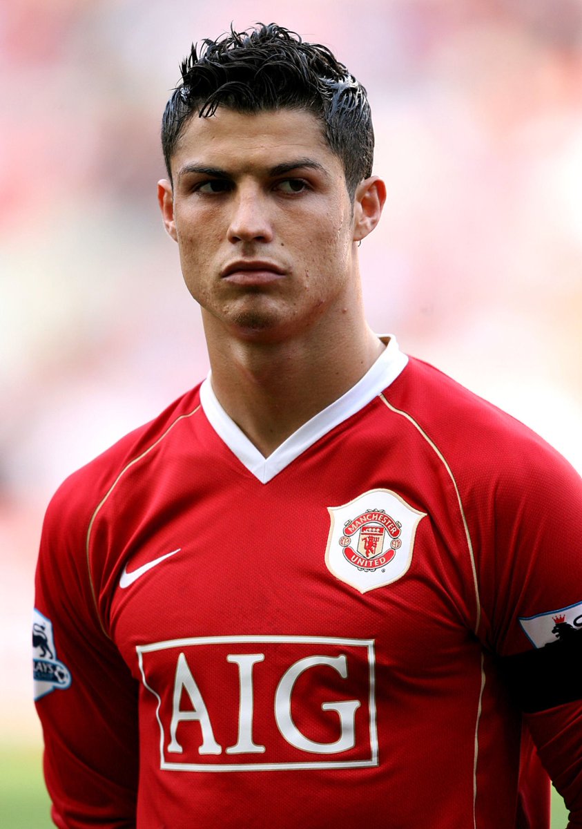 NoodleHairCR7's tweet photo. This version of Cristiano Ronaldo was a better dribbler than any version of Lionel Messi https://t.co/ml3btbylAH