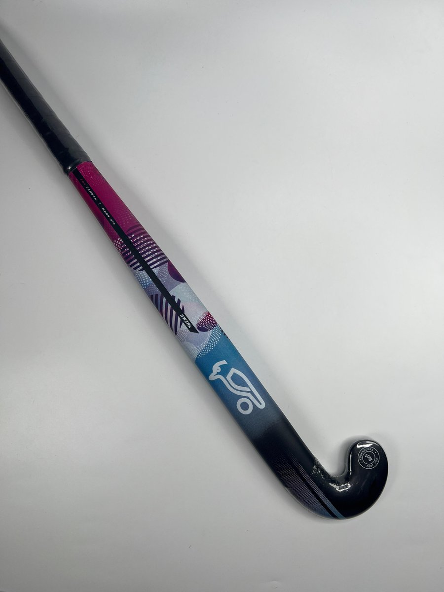 Hockeydirect's tweet image. Kookaburra Swirl M Bow Hockey Stick. The M Bow&apos;s mid-section enhances ball control &amp;amp; &apos;slap hitting&apos; techniques, specialising in the powerful strike🏑🔥

ow.ly/rPxs50Q0f6Z

#HockeyStick #Kookaburra #BallControl #PowerfulStrike #FieldHockey #HockeyPlayers #SportsEquipment