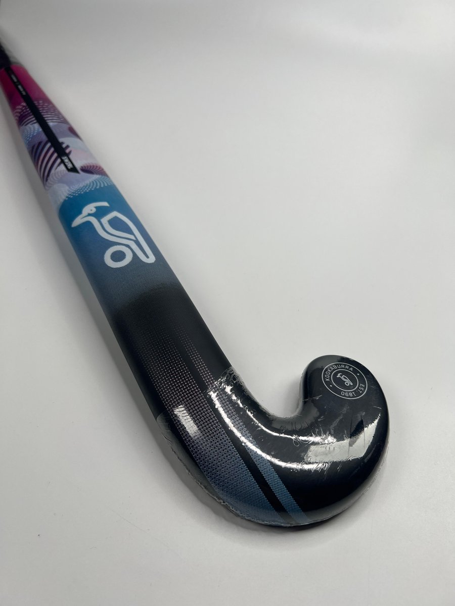 Hockeydirect's tweet image. Kookaburra Swirl M Bow Hockey Stick. The M Bow&apos;s mid-section enhances ball control &amp;amp; &apos;slap hitting&apos; techniques, specialising in the powerful strike🏑🔥

ow.ly/rPxs50Q0f6Z

#HockeyStick #Kookaburra #BallControl #PowerfulStrike #FieldHockey #HockeyPlayers #SportsEquipment
