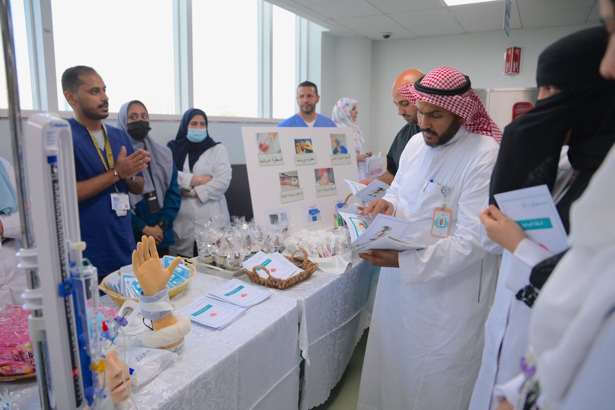 KAMC_MAKKAH's tweet photo. #يحدث_الآن| 📸

#مدينة_الملك_عبدالله_الطبية تُقيم فعالية
 #اليوم_التوعوي_للعناية_المركزة بعنوان 

   " نحن نهتم نحن نرعاك "

بأركان توعوية وتثقيفية للزوار العناية المركزة. https://t.co/TIxl6soM5j