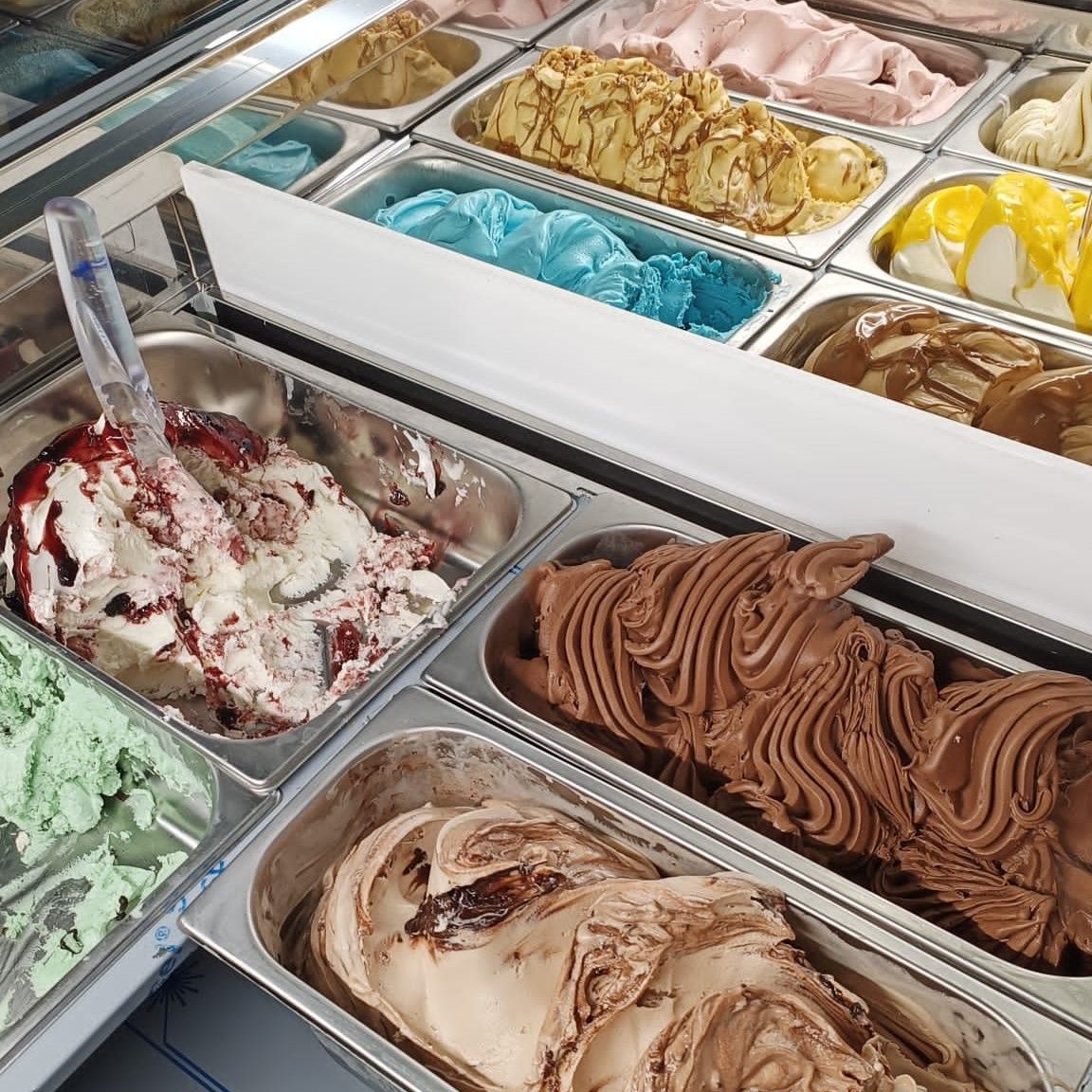 Hands up who's preparing their weekend cabinet? 🙋‍♀️

Whether you're perfecting your chocolate offering or creating stand out seasonal flavours, we're on hand to support your business 👌

Speak to your BRM for recipes, products (and the very best cones! 😉)

#IceCream #Gelato