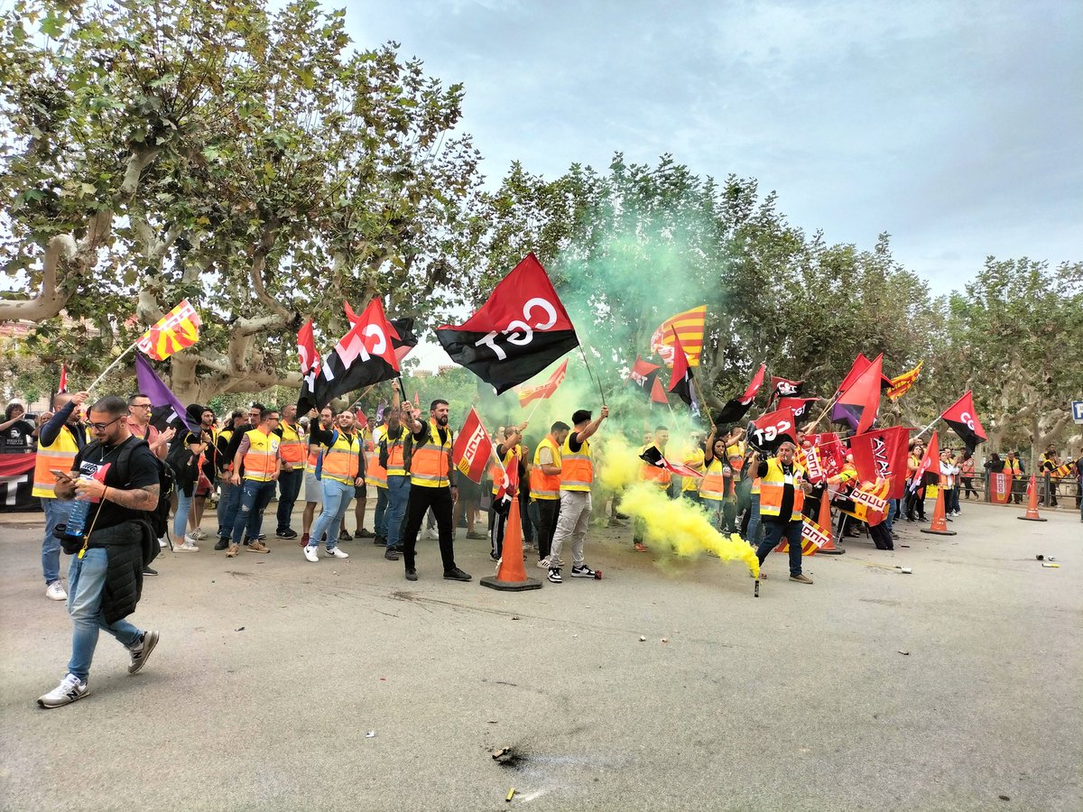 Avui hem set la veu de la #Garrotxa i del #Ripollès reclamant la Internalització del Servei d'Ambulàncies , conjuntament amb companys/es d'arreu de Catalunya al <a href="/parlamentcat/">Parlament de Catalunya</a>
<a href="/Radiolot/">Ràdio Olot</a> <a href="/LaComarcadOlot/">La Comarca d'Olot</a> <a href="/CorisaMediaGrup/">Corisa</a> <a href="/elpunt/">El Punt Avui Girona</a> <a href="/el9nou/">El 9 Nou</a> <a href="/DiarideGirona/">Diari de Girona</a> <a href="/laveudesantjoan/">La Veu de Sant Joan</a>